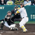【阪神】森下翔太、左手に死球を受け甲子園が騒然　20歳木村優人の謝罪に森下は手を挙げて応じる