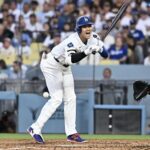 大谷翔平、死球の後も一塁で笑顔を見せる　監督退場で緊張が高まる中、アラエスと和やかに談笑