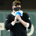 【日本ハム】新庄監督が巨人阿部監督にお土産を贈呈——緑色の袋の中身は一体？