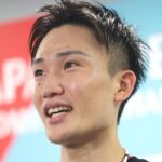 【バドミントン】元世界王者が驚きの変装！話題の“桃田おじさん”の激変ショット
