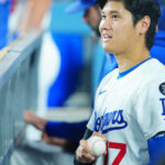 大谷翔平が「ルフィ」の手を使った「Dodgers」ロゴのフィギュアを公開　異なる角度からのショット